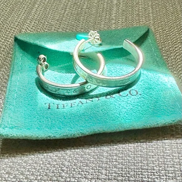 2003 VINTAGE TIFFANY EARRING